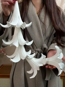 Detailansicht der weißen EVA-Lilienblüten für Deckenhochzeitsdekorationen und DIY-Projekte