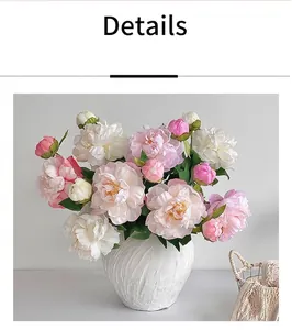 Détail de pivoines blanches et roses dans un vase blanc texturé pour décoration