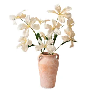 Olieverfstijl kunstmatige orchidee in een rustieke terracotta vaas voor decoratie