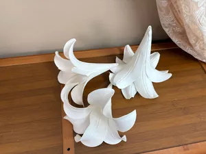 Detailansicht von drei weißen künstlichen Lilien aus weichem EVA-Schaumstoffmaterial