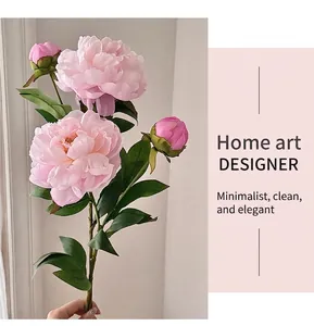 Vue détaillée de tiges de pivoines en soie rose avec deux fleurs épanouies et feuilles
