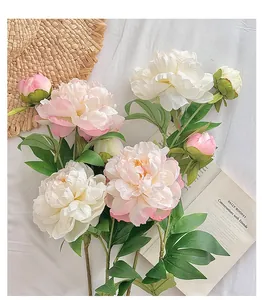 Gros plan de pivoines en soie roses et blanches avec des pétales très réalistes