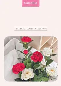 Dettaglio di rami di camelia artificiale rossi e bianchi per decorazione casa