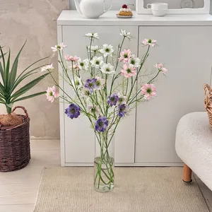 Elegante künstliche Nigella Damascena Blumen in Glasvase für die Heimdekoration