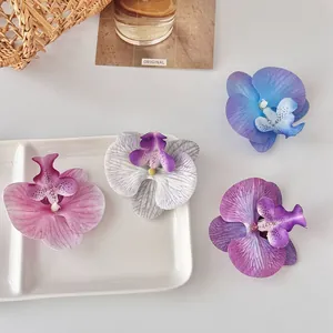 Detail van kunstmatige orchideebloemen in roze en paars voor DIY-knutseldecoratie