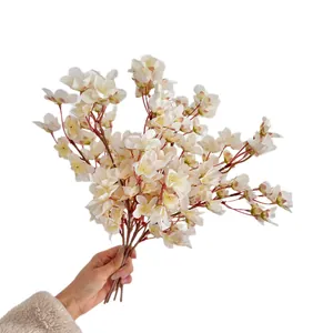 Rama de flor de durazno artificial de 40 cm con pétalos de seda rosa realistas en la mano