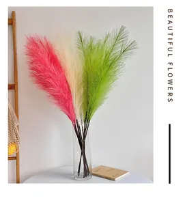 Détail de l'herbe de pampa artificielle dans un vase pour décor de mariage maison