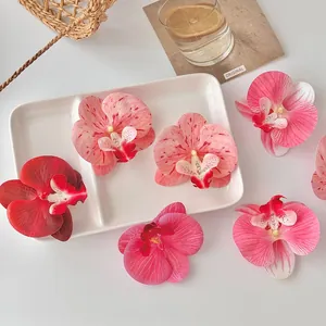 Detailoverzicht van kunstmatige orchideeënbloemen in diverse kleuren voor DIY-decor