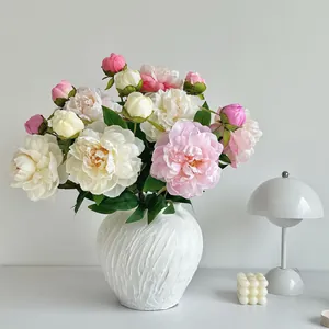 Bouquet de pivoines artificielles en vase blanc pour décoration de table moderne