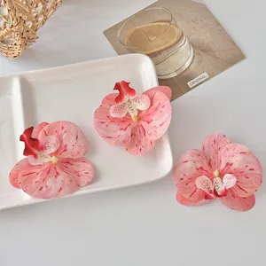 Macro detail van kunstmatige roze orchideeënhoofden voor DIY-ambachten en decoratie