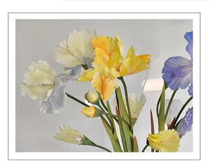 Détail des pétales d'iris artificiels avec une texture naturelle et des couleurs douces