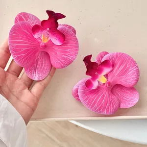 Gedetailleerde macro-opname van roze orchideebloemen met realistische witte bloemblaadjes