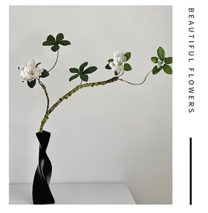 Détail de fleurs artificielles blanches dans un vase géométrique noir pour décoration