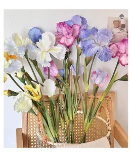 Détails de fleurs d'iris en soie dans un panier pour une décoration intérieure élégante
