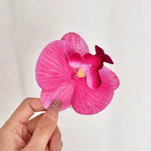 Detailopname van roze kunstmatige orchideeënbloem met realistische bloembladtexturen