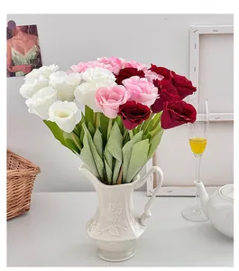 Mazzo di fiori di lisianthus artificiali in vaso di ceramica bianca con rilievi