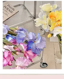 Détails de fleurs d'iris artificielles artistiques avec pétales en soie sur chariot