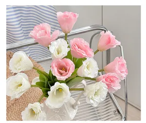 Dettaglio di lisianthus artificiali rosa e bianchi in un vaso di ceramica bianca
