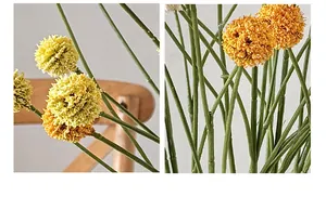 Macro detail van kunstmatige gele Craspedia globosa bloemhoofdjes met realistische textuur