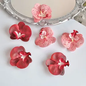Detail van bordeauxrode en roze orchideebloemhoofden voor DIY-haarclips en decoratie
