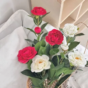 Künstliches Kamelien- und Gardenien-Blumenarrangement im Korb für die Heimdekoration