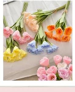 Dettaglio di un mazzo di lisianthus artificiale colorato su tessuto bianco morbido