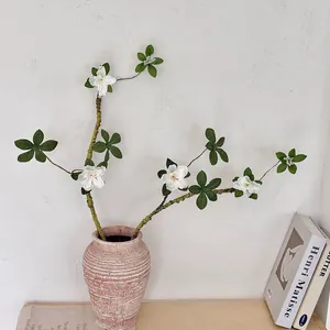 Branche d'azalée blanche artificielle en vase céramique pour décor intérieur épuré