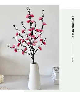 Detalle de flores de ciruelo rosa en jarrón de cerámica blanca minimalista para el hogar