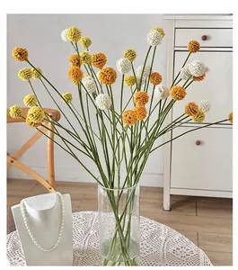 Detail van kleurrijke kunstmatige billy balls-bloemen in een minimalistisch interieur