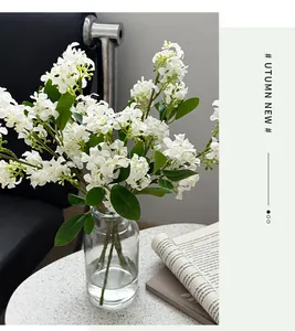 Fleurs de girofle artificielles blanches dans un vase pour la décoration