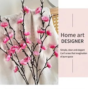 Primer plano de una rama de flor de ciruelo artificial rosa para decoración del hogar