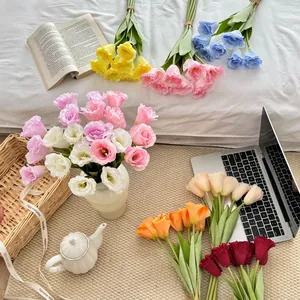 Bouquet di eustoma e tulipani artificiali in vaso di ceramica per decoro interno