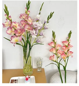 Dettaglio di gladioli artificiali in vaso di vetro per decorazione d'interni