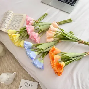 Bouquet di tulipani artificiali colorati sul letto per decorazioni di casa chic