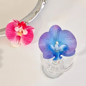Detail van kunstmatige orchideeënbloemenclips met fijne stoftextuur in roze en blauw