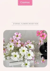 Dettaglio di fiori di cosmo artificiali bianchi e rosa con petali e foglie realistici