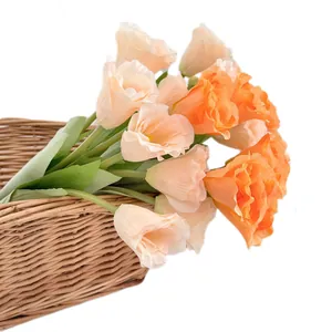 Mazzo di lisianthus artificiali champagne e arancione in un cesto per decorazioni