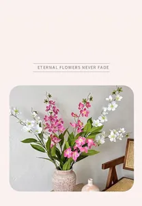 Detail von künstlichen Jasminzweigen in Rosa und Weiß in einer texturierten Keramikvase