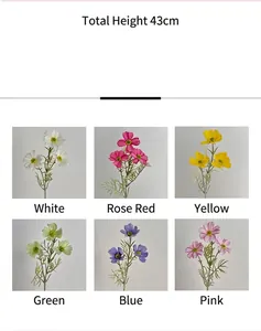 Dettaglio di steli di cosmea artificiale in sei colori con altezza di 43 cm