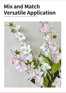 Nahaufnahme von künstlichen Jasminblüten mit rosa-weißen Blütenblättern und Blättern