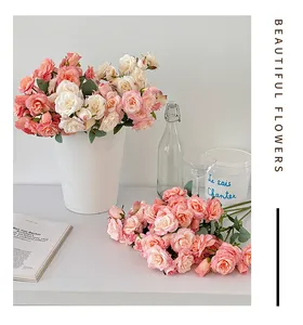 Vue détaillée de roses Aisha artificielles rose clair et crème pour décor de table