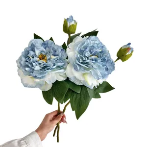 Kunstmatige blauwe pioenen zijden boeket met bloemen en knoppen op witte achtergrond