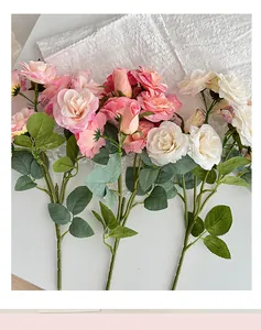 Gros plan de roses artificielles en soie rose et crème pour décoration d'intérieur