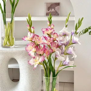 Elegante composizione di gladioli artificiali con petali rosa e viola in colla morbida