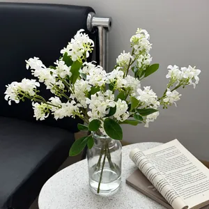 Bouquet de lilas blanc artificiel dans un vase en verre pour décoration de maison