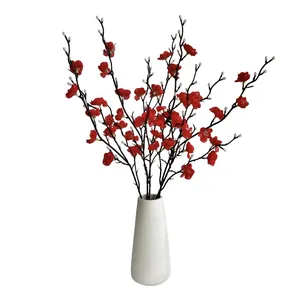 Rama de ciruelo artificial roja de 55cm en un jarrón de cerámica blanca para decoración