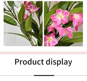 Detail von rosa-weißen künstlichen Jasminblüten mit Textur und grünen Blättern für Deko