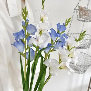 Alte aste di gladioli artificiali bianchi e blu per eleganti decorazioni floreali