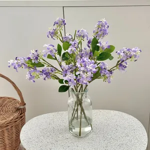 Bouquet de lilas lilas artificiel en vase de verre pour décoration de salon minimaliste