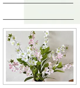 Detailansicht weißer und rosa künstlicher Jasminblüten in einer rustikalen Keramikvase